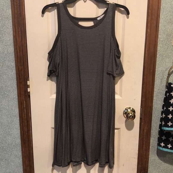 Cold shoulder dress - Picture 1 of 3